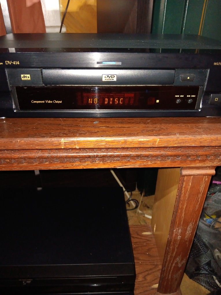 Pioneer DVD/CD Player Very Nice Condition  Blue And Orange Display Anoalog  And Digital Outputs 