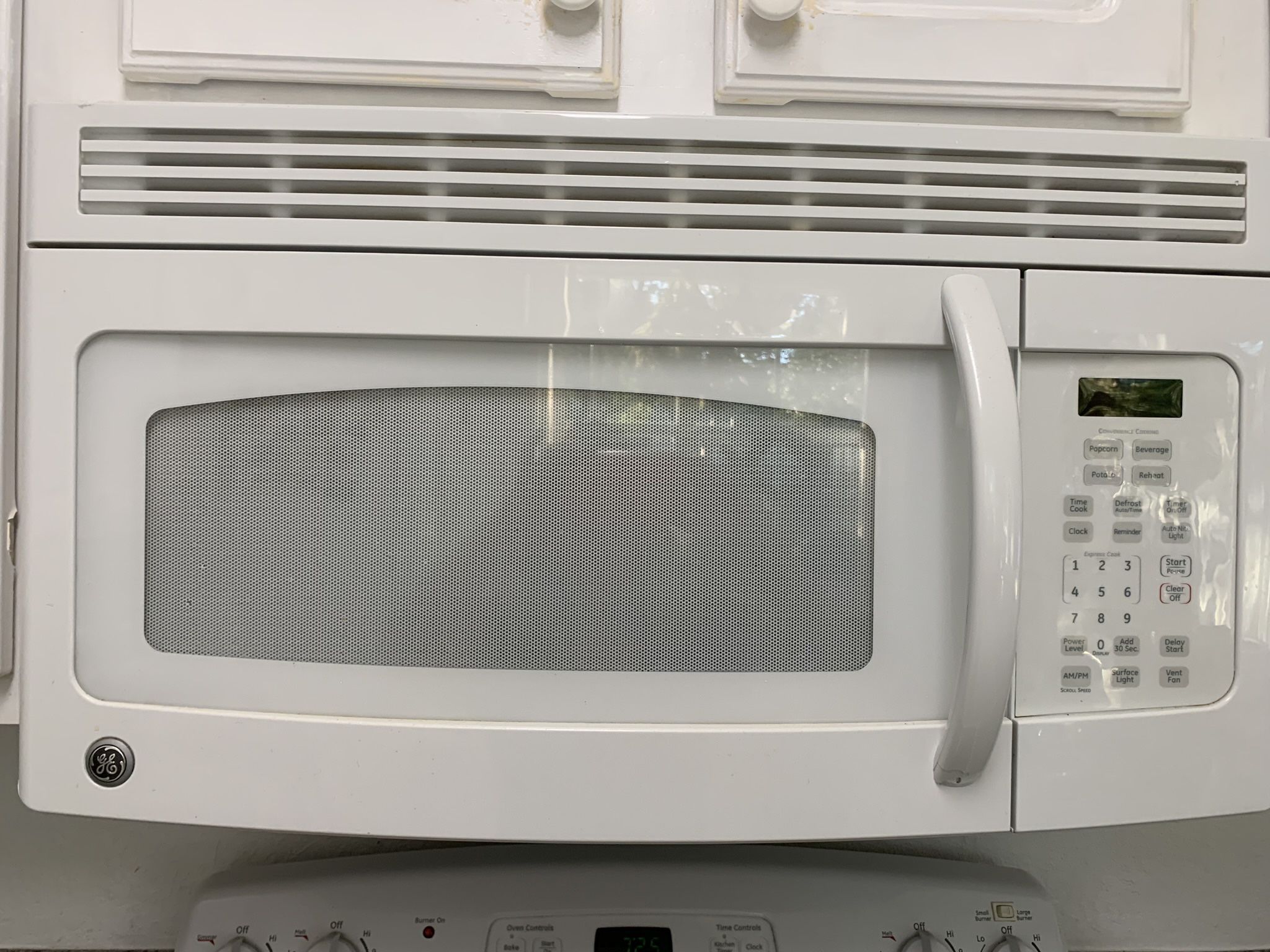FREE Microwave GE over the Range (White) IT DOESN’T WORK for Sale in Medley, FL OfferUp