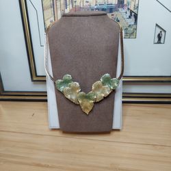 ENAMEL LEAVES CHOKER GOLDTONE