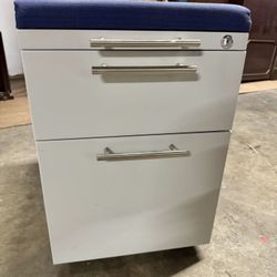Mobile Pedestal Drawers w/Silver Drawer Pulls