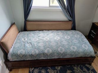 Twin Daybed-Style (Wood w/ Upholstery)