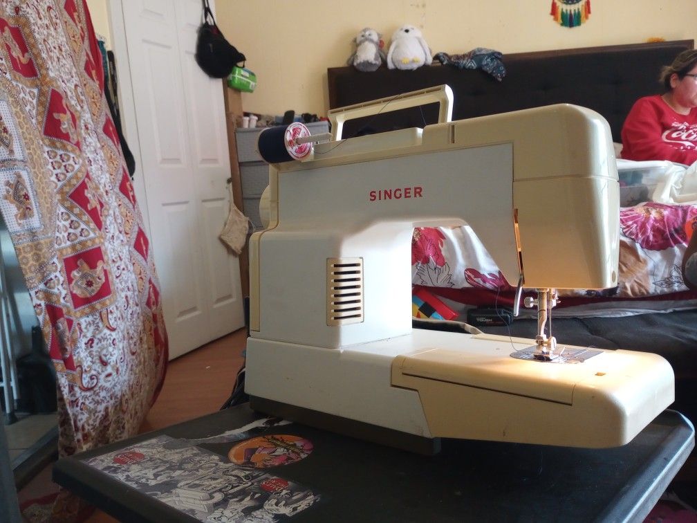 Singer Sewing Machine for Sale in Riverside, CA OfferUp