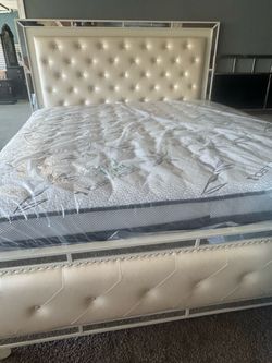 King bed with matrees