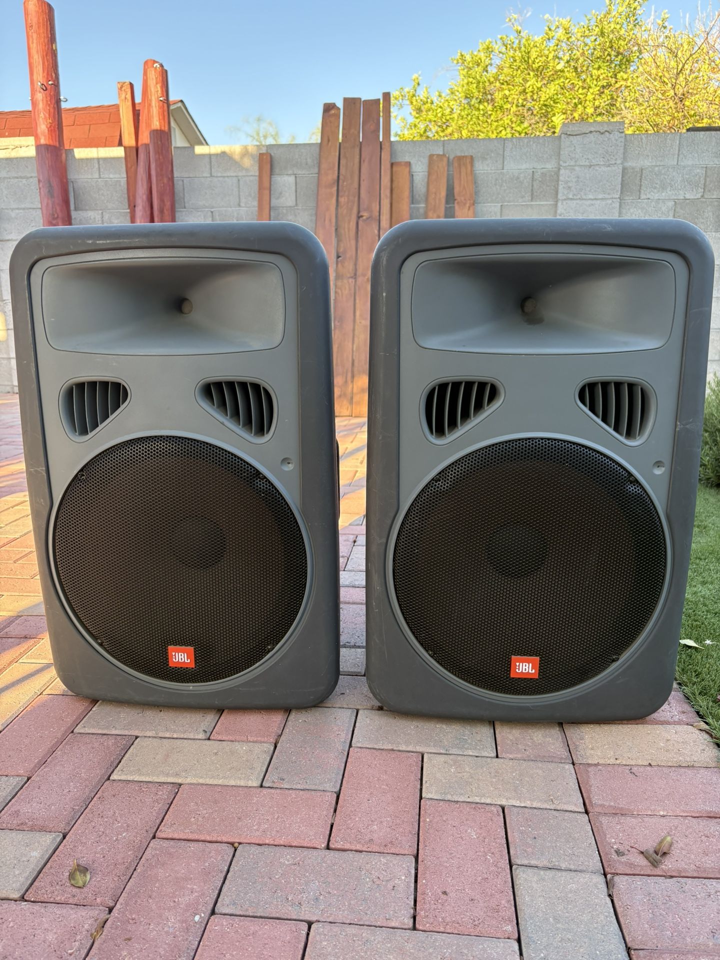 JBL Powered 15 in Speakers