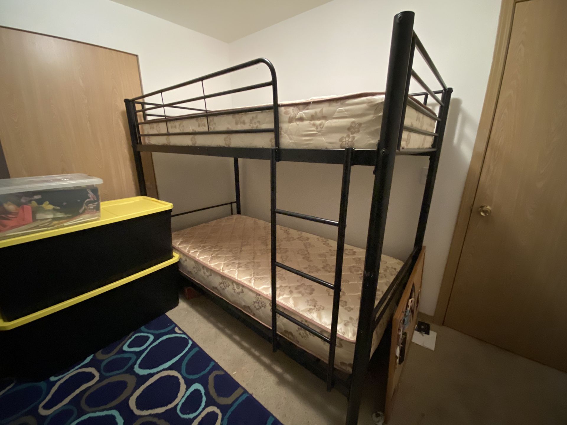 Metal bunk bed W/ 2Twin mattresses