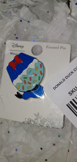 Donald duck cupcake pin