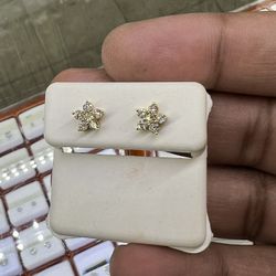 10K DIAMOND FLOWER EARRINGS