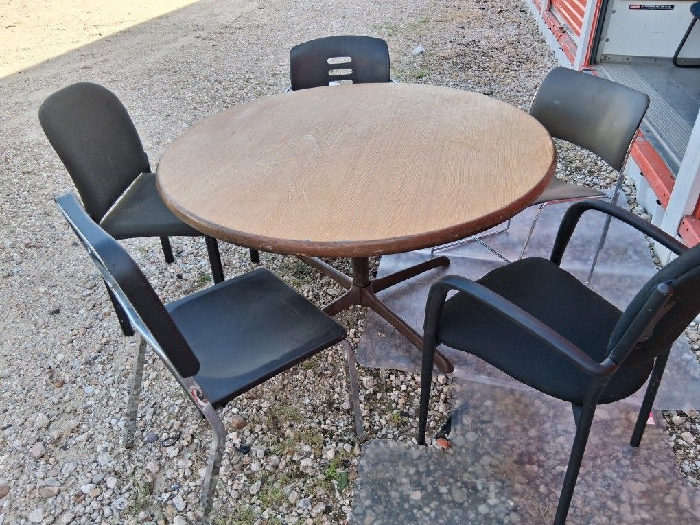 Table and 4 Chairs $75 Dlls.