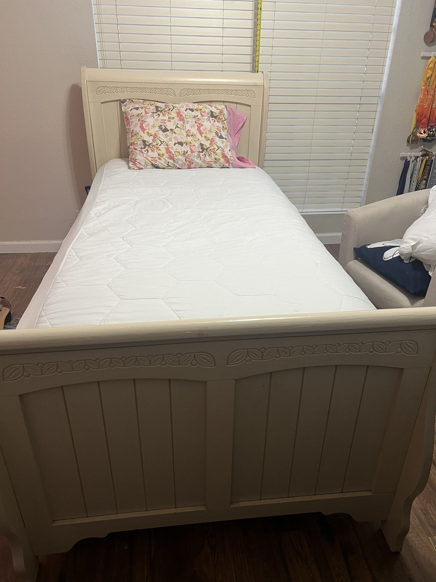 Twin Sleigh Bed