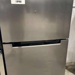 NEW MAGIC CHEF HMDR1000ST 10.1 cu. ft. Top Freezer Refrigerator