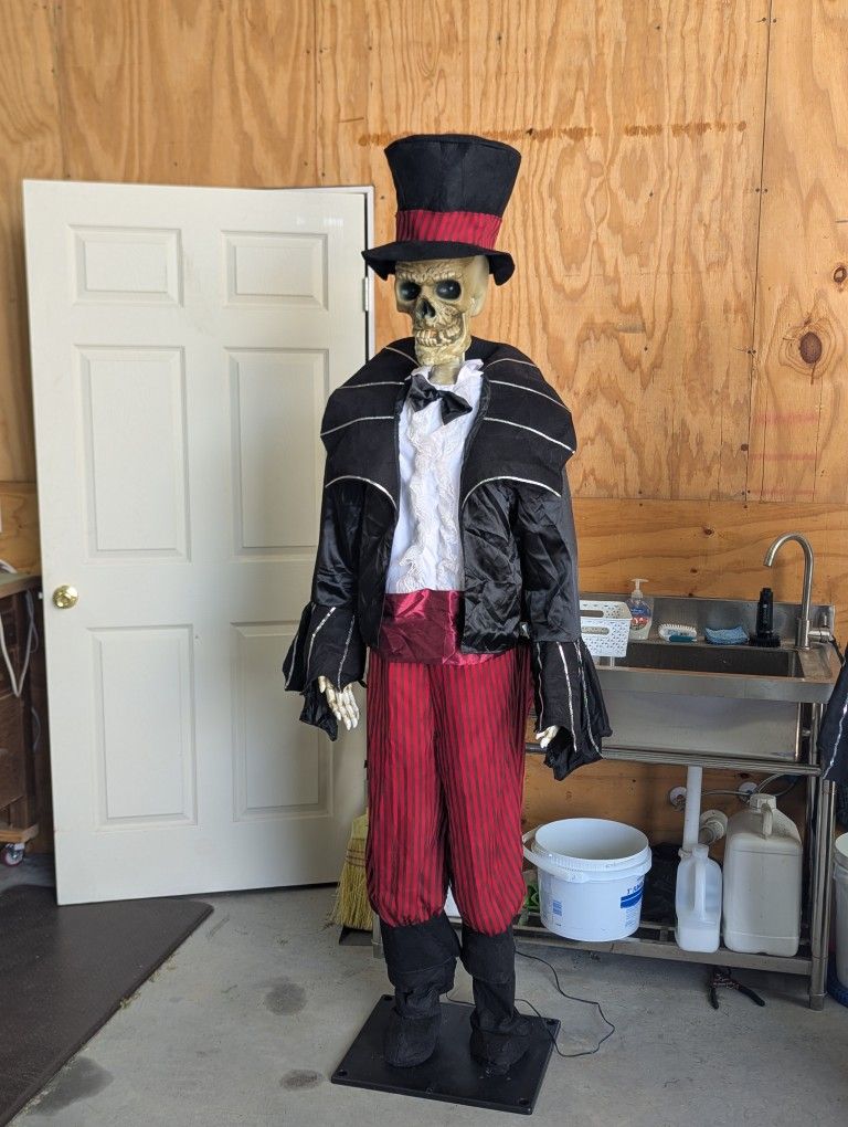 Gemmy Masquerade Skeleton animated Halloween Eyes Light Up Talks Laughs FUNNY. Approx 2010
With top hat about 6 ft 8" tall
Works GREAT
Shortens to abo