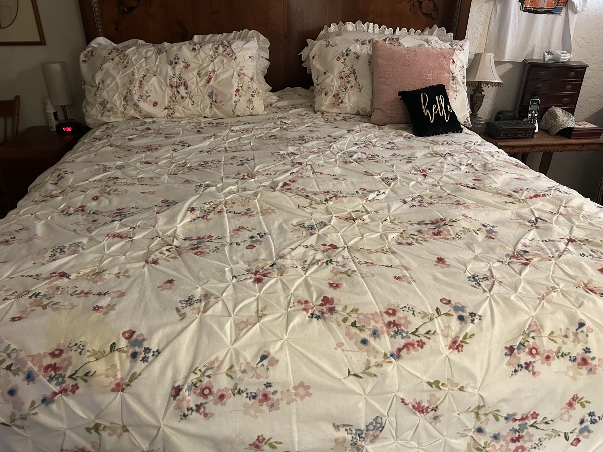 selling king size comforter with pillows 