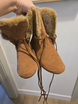 Tom's women's fur lined moccasin boots size 7 like new