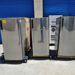 Refrigerator 45 X 22 with Freezer 6 cubic feet LG *New small dents 