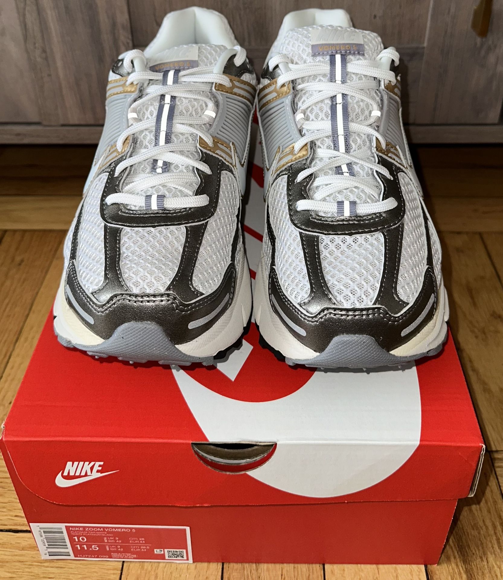 Brand New Men’s Nike Zoom Vomero 5 Platinum Tint & White Size 10 US (HJ7247 099)