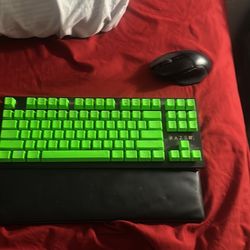 Razor Huntsman Tournament Edition Keyboard + Razor Basalisk Ultimate Mouse.
