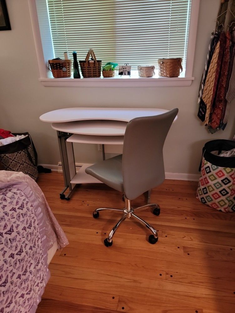 Desk And Chair Gently Used 