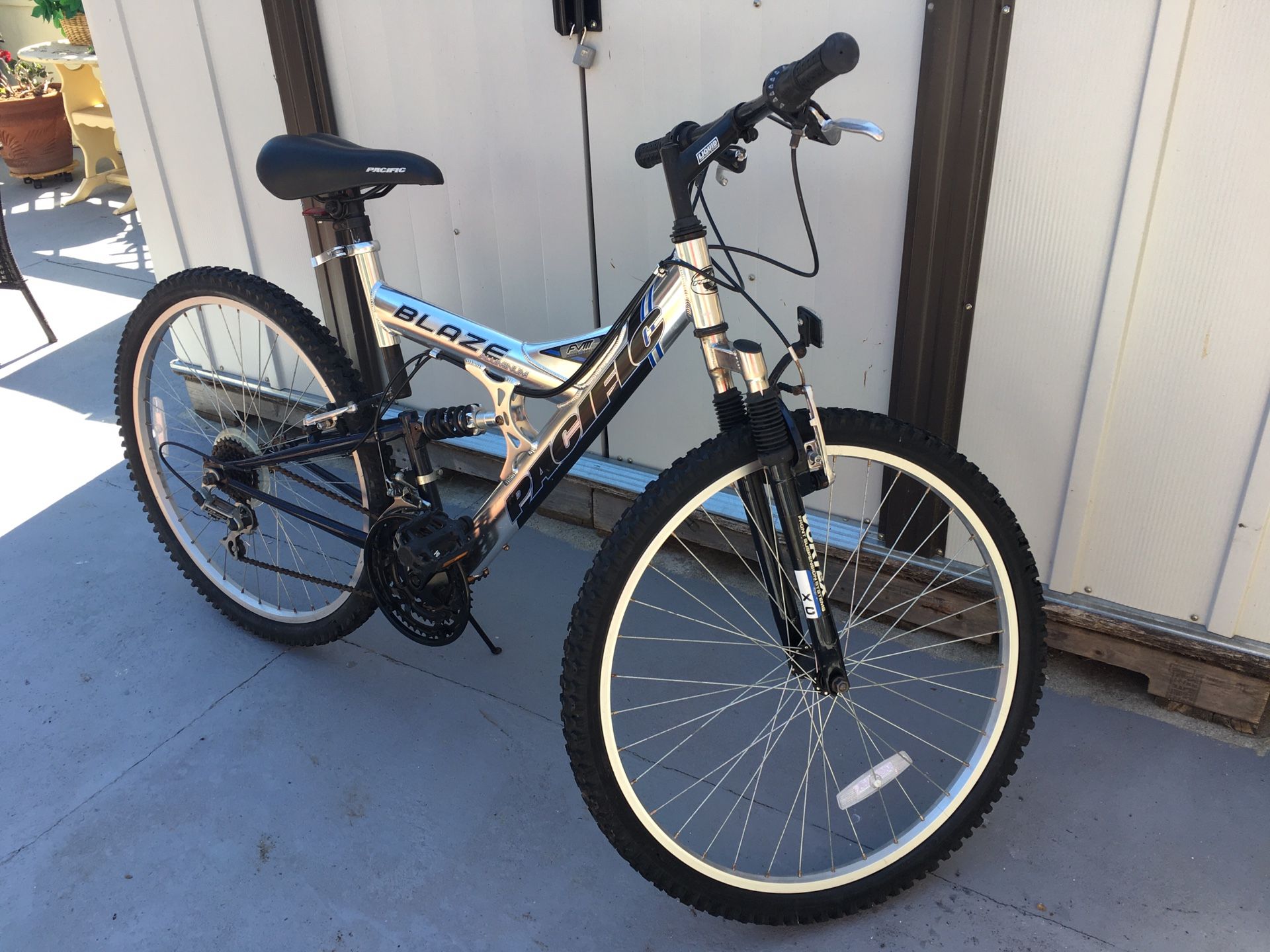 Bike pacific blaze aluminum unisex new tires excellent condition for