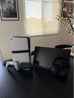 PlayStation 5 w/ Controllers - Monitor - Headset