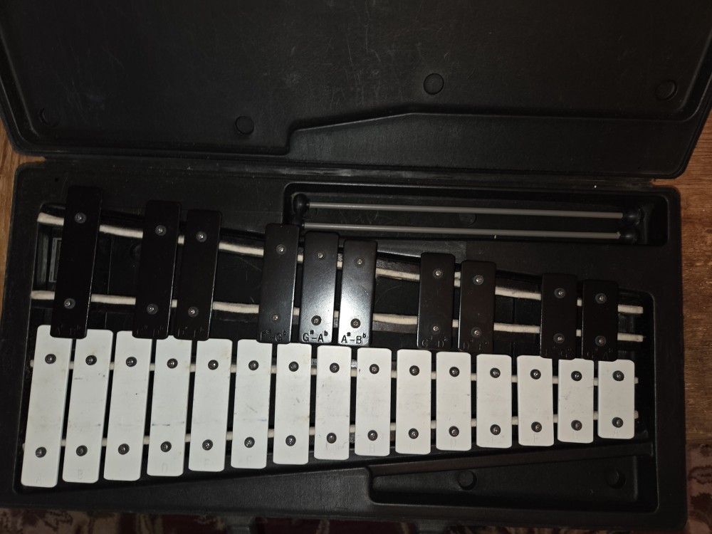 Kaman CB700 xylophone with case