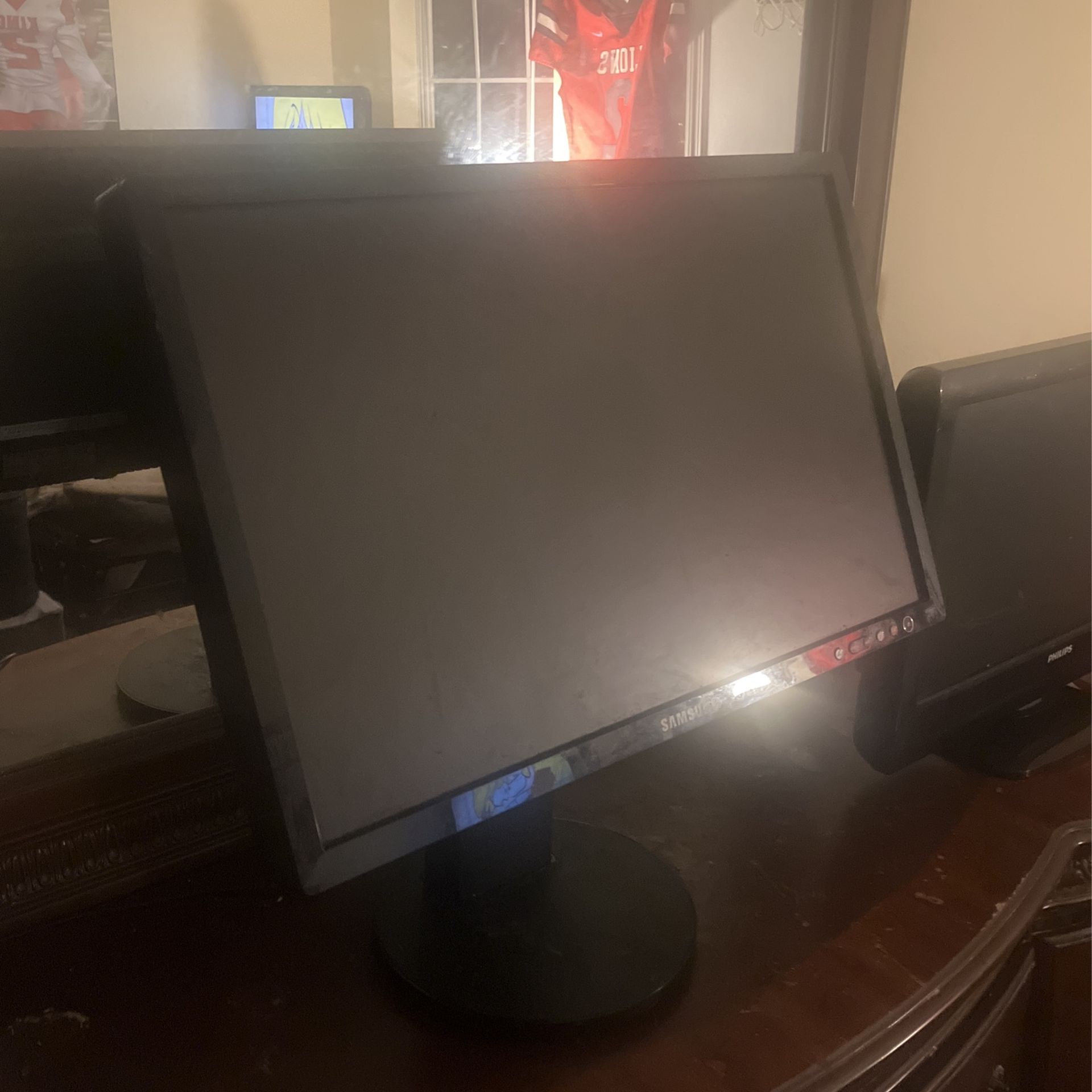 1 Tv And 1 Monitors