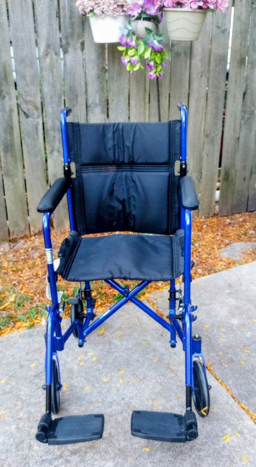 LIGHTWEIGHT TRANSPORT CHAIR