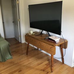 Space-Saving wood table 