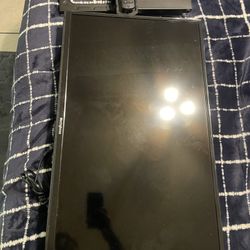 32 Inch TV  W/wall Mount