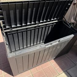 Storage container