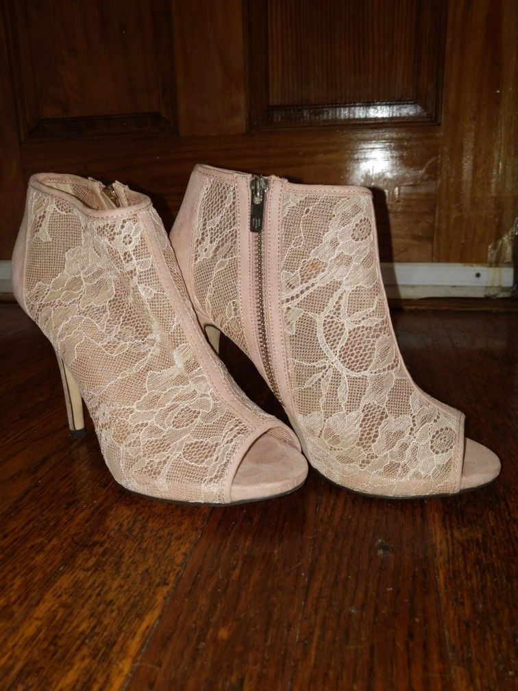 Beautiful Women's Size 8 Pink Floral Heels
