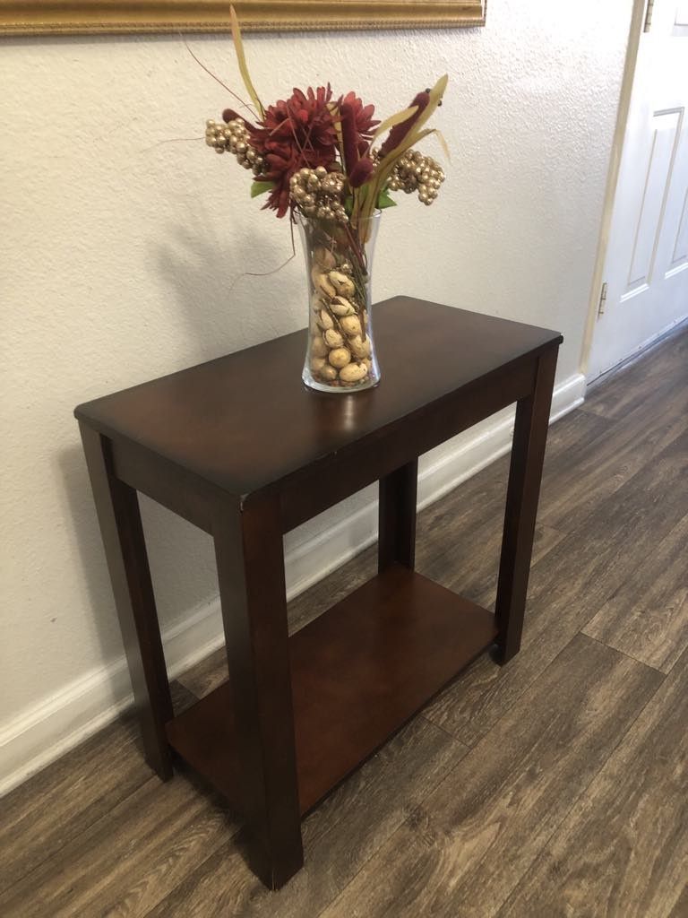Like New Solid Wood End / Side Table