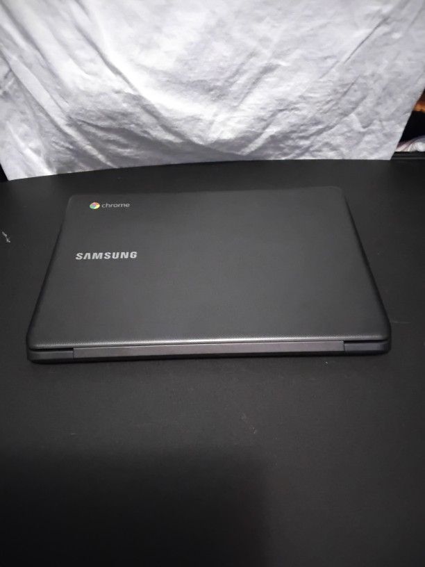 Used Samsung Chromebook XE500C13 Black (Charger Not Included)