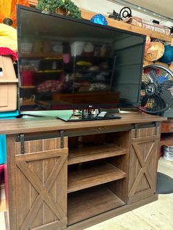 TV Stand/ Entertainment
