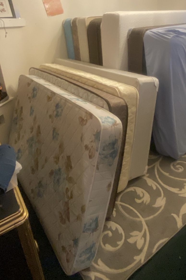 🍂🍂🍂🍂🍂Twin/full/queen mattresses and/ or box springs ——see pictures for prices. (USED NOT NEW) priced separately—more pics only for seriously inte