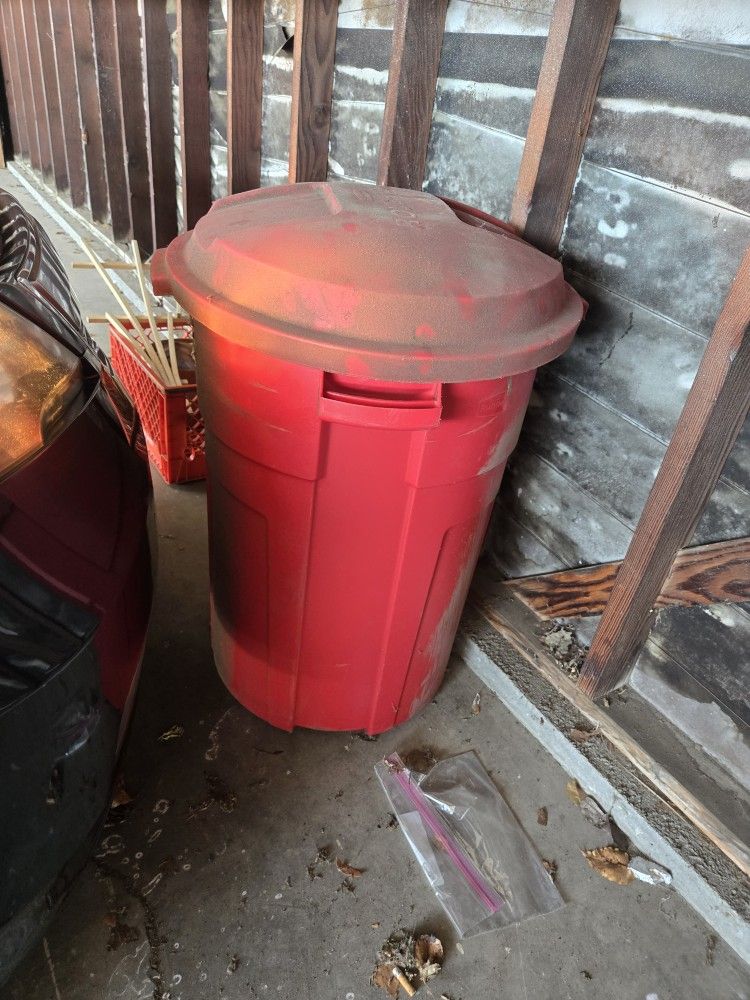 Garbage Can Ace With Lid