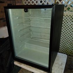 WCAPTAINS WINE COOLER/ MINI BAR FRIDGE