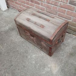 Vintage Wooden Treasure Chest/25x14x16 Inch