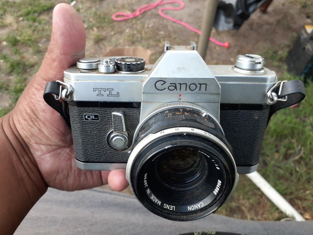 Vintage Canon TL ql 35 mm camera just needs a little bit of cleanup
