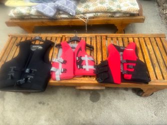 3 Lifejackets