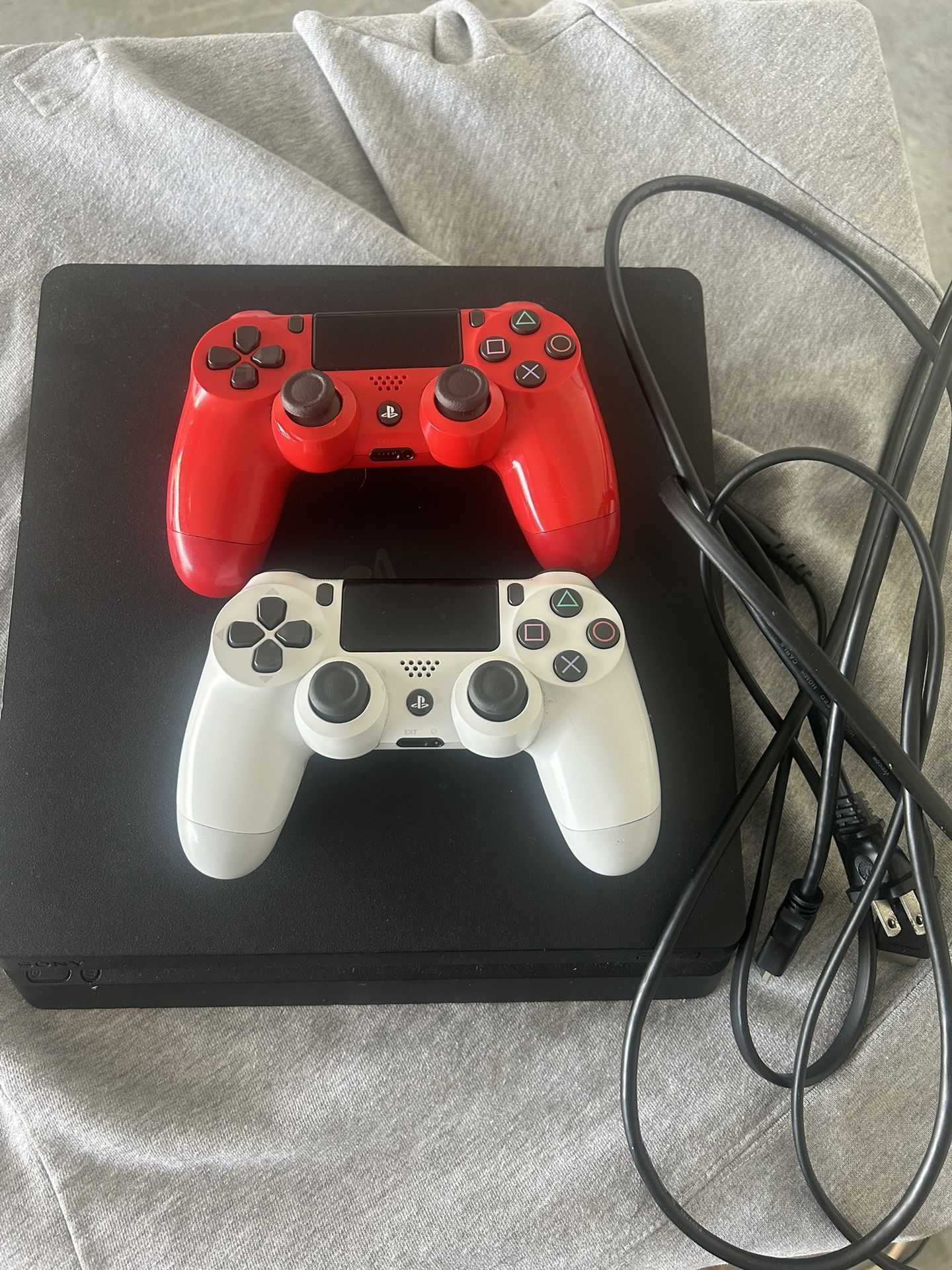 PS4 Slim + 2 Controllers 