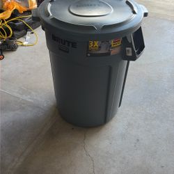 Like New Brute 44gal Trashcan 