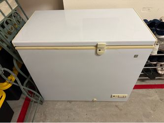 GE - 7.0 Cu. Ft. Garage-Ready Chest Freezer - White