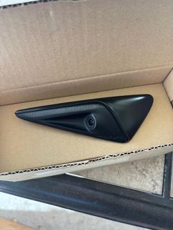 brand new OEM Tesla Front Right (Passenger Side) Fender Repeater Camera. (Part number 1820735-00-D