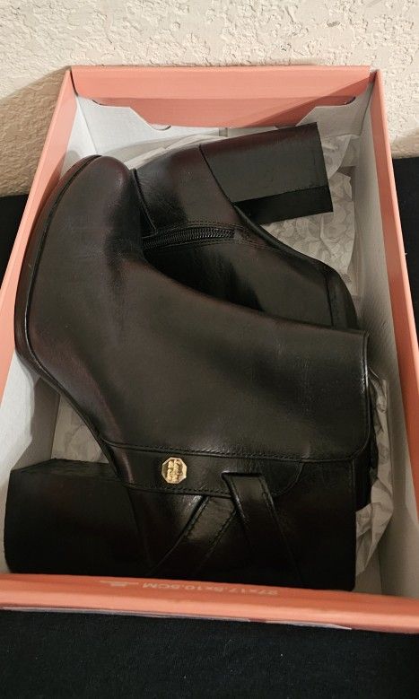 Louise et Cie Zanara Bootie, Black Leather, Womens Boots Shoes Size 5 1/2 - New Open Box