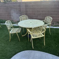 1 set de cuatro sillas y 1 mes de herrería