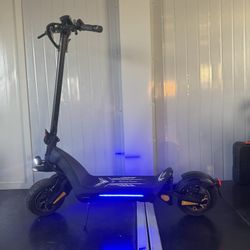 Dual-motor dual-battery high-speed electric scooter