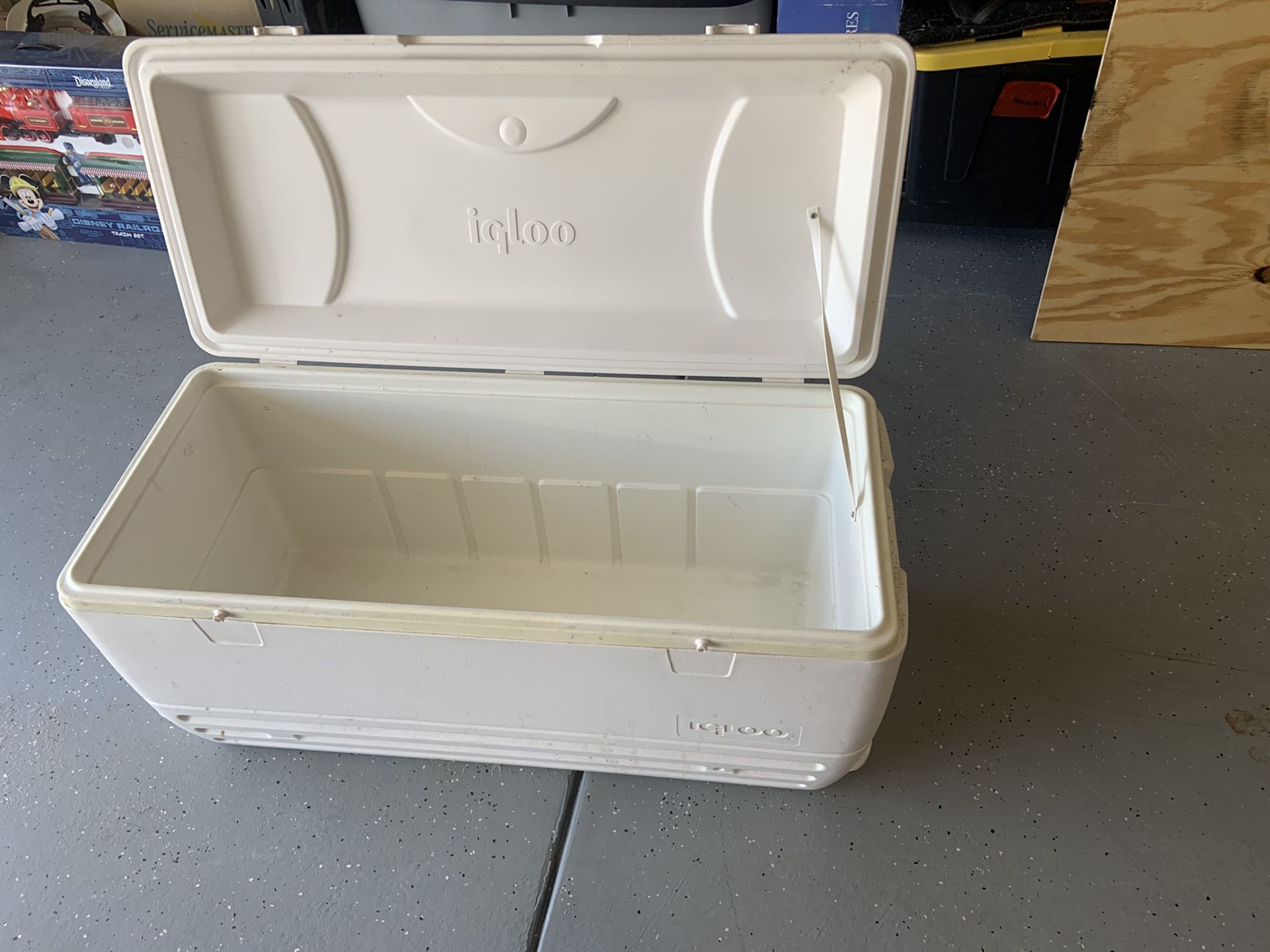 XL igloo ice chest