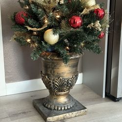 32” Lighted Christmas Topiary