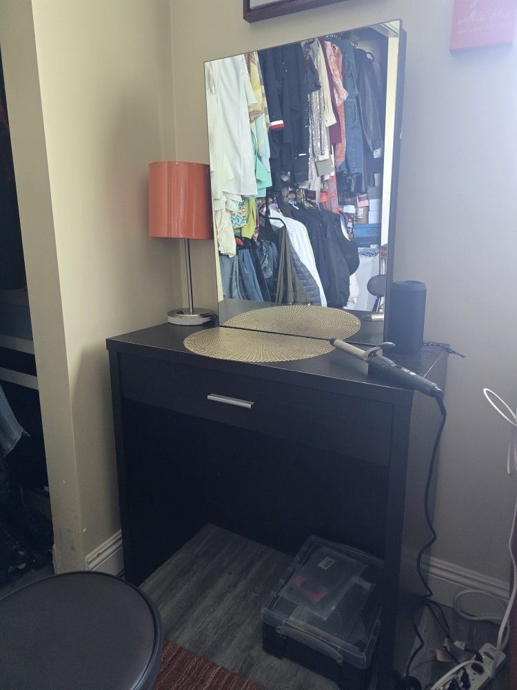 Vanity Desk And Mirror 