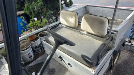 Electric golf cart with dump bed